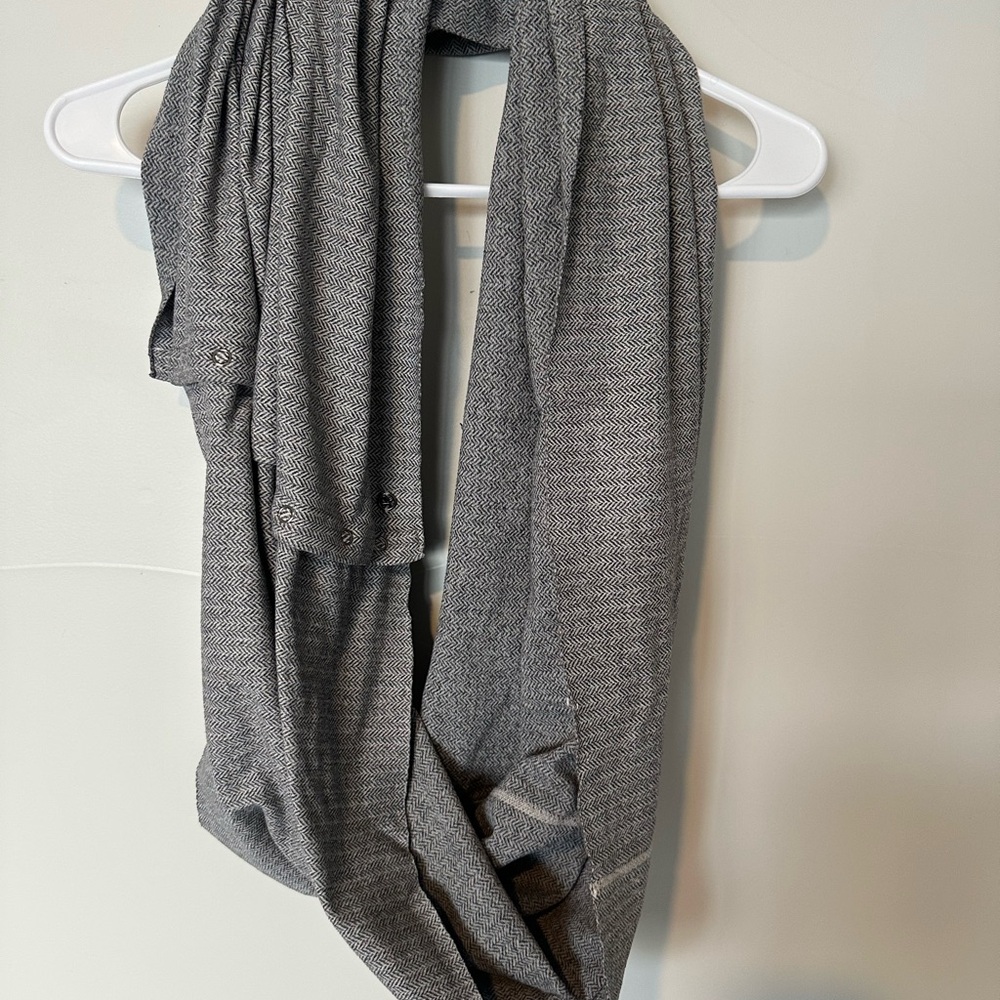 Lululemon Vinyasa Gray Herringbone Scarf. OS.